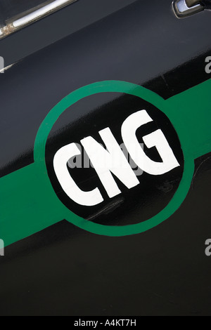 Le gaz naturel comprimé (GNC) symbole sur un taxi à Delhi - Inde Banque D'Images