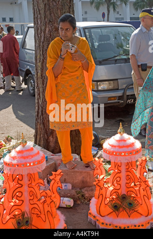 Femme habillée en orange vif pour la célébration de Thaipusam à Georgetown Penang Banque D'Images