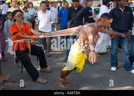 Les Indiens de Malaisie célèbrent la fête de Thaipusam à Georgetown Penang avec des crochets percés dans leur peau Banque D'Images