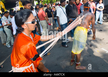 Les Indiens de Malaisie célèbrent Thaipusam à Georgetown Penang avec des crochets percés dans leur peau Banque D'Images