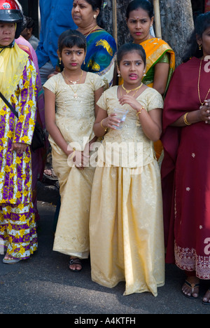 Vêtus de leurs plus beaux vêtements les Indiens tamouls malaisiens célèbrent Thaipusam à Georgetown Penang Banque D'Images