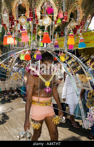 Les Indiens de Malaisie portant le fardeau traditionnel du kavadi célèbrent Thaipusam à Georgetown Penang Banque D'Images