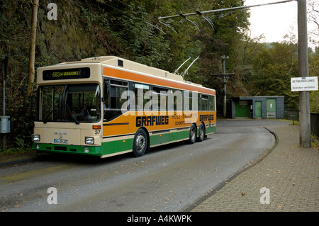 Trolleybus à la couronne à Burg Solingen, Allemagne. Western le plus grand réseau de trolleybus. Banque D'Images