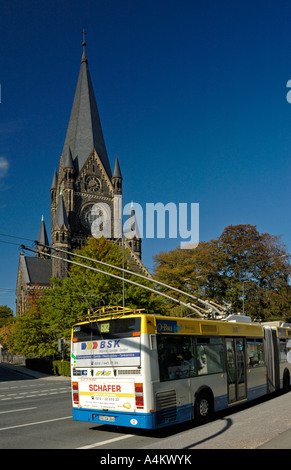 Tram en face de l'Église Martin Luther à Solingen, Allemagne de l'Ouest.le plus grand réseau de trolleybus. Banque D'Images