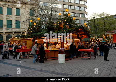 Marché de Noël 2006 Duesseldorf Allemagne. Stand bratwurst. Banque D'Images