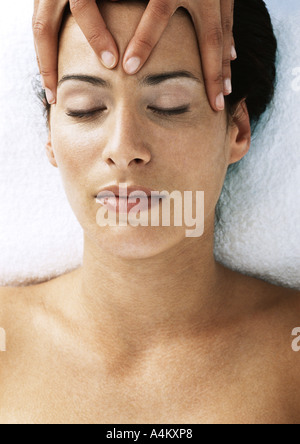 Woman massaging woman's second front, close-up Banque D'Images