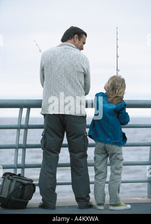 L'homme et de fils de pêche sur la jetée, vue arrière Banque D'Images