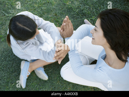 Mère et fille jouer clapping game Banque D'Images