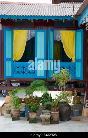 Windows peint de couleurs vives d'un malais typique maison en banlieue kampong Kampung Morten à Malacca Banque D'Images