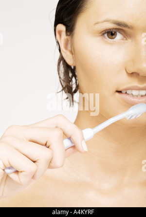 Femme se brosser les dents Banque D'Images