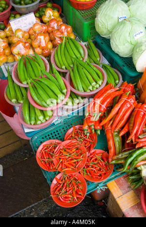 Les piments et le gombo en vente sur le marché en Malaisie Sarawak Kuching Banque D'Images