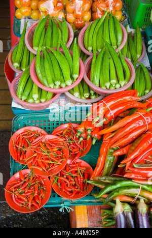 Les piments et le gombo en vente sur le marché en Malaisie Sarawak Kuching Banque D'Images