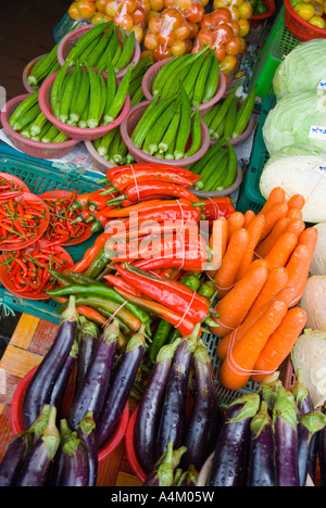 Carottes aubergines piments et le gombo en vente sur le marché en Malaisie Sarawak Kuching Banque D'Images