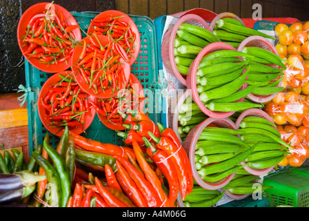 Les piments et le gombo en vente sur le marché en Malaisie Sarawak Kuching Banque D'Images