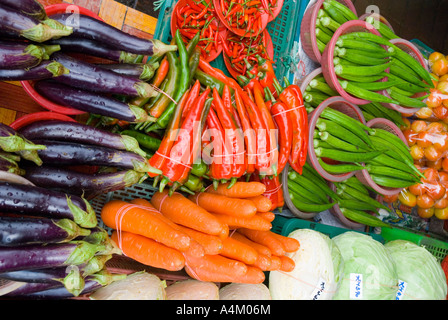 Carottes aubergines piments et le gombo en vente sur le marché en Malaisie Sarawak Kuching Banque D'Images