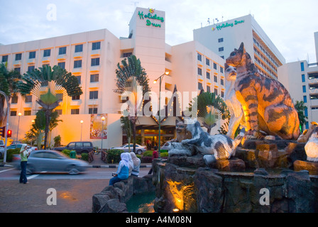 Statues illuminées de chats sur une fontaine à l'extérieur de l'hôtel Holiday Inn à Kuching Sarawak. En malais Kuching signifie chat. Banque D'Images