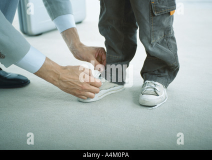 Lier l'homme garçons chaussures, low section Banque D'Images