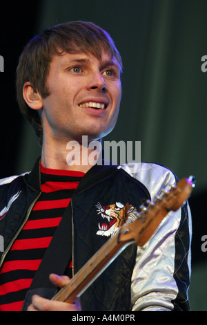 Franz Ferdinand, Alex Kapranos joue à V2005 Banque D'Images