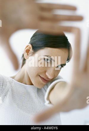 Femme l'ossature à mains, portrait Banque D'Images
