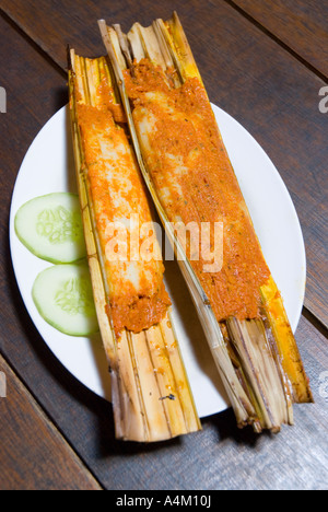 Gâteaux de poisson traditionnels Perenakan nyonya appelés otak otak enveloppés dans des feuilles de banane et cuits dans du bambou Banque D'Images