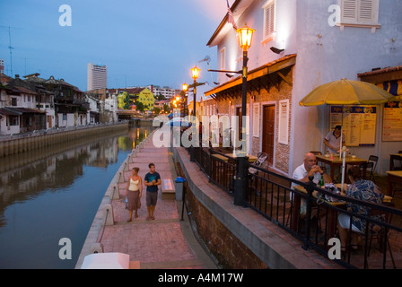 Soirée sur la promenade le long du bord de la rivière Sungai Melaka Malacca Banque D'Images