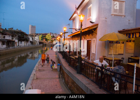 Soirée sur la promenade le long du bord de la rivière Sungai Melaka Malacca Banque D'Images