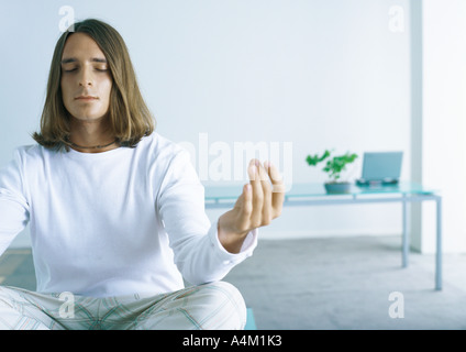 Homme assis en position du lotus Banque D'Images