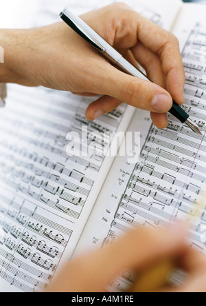 Mains sur la feuille l'écriture de la musique, close-up Banque D'Images