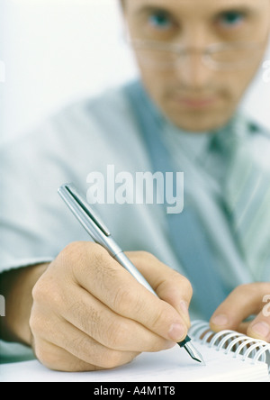 L'homme écrit avec stylo plume Banque D'Images