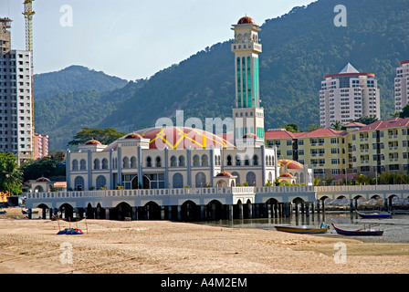 Mosquée Tanjong Bungah également connue sous le nom de mosquée flottante à Georgetown Penang, Malaisie Banque D'Images