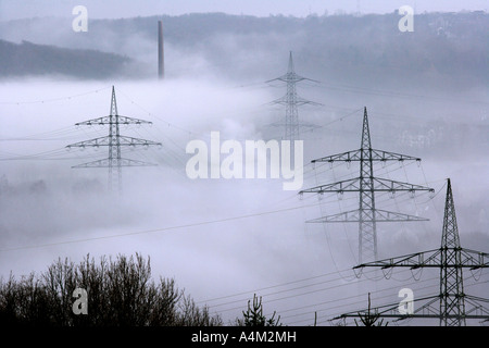 DEU Allemagne Bochum lignes électriques haute tension entre brouillard matin Bochum Essen Banque D'Images