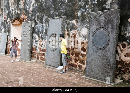 Old Dutch tombe dans les ruines de Saint Paul s'Église Malacca Banque D'Images