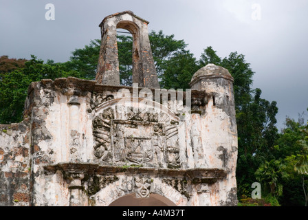 La Dutch armoiries au-dessus de la Porta da Santiago la ruine de la fort portugais à Malacca a Famosa Banque D'Images