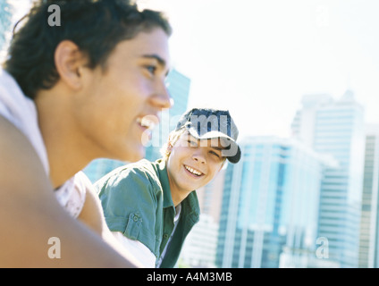 Deux adolescents in city setting Banque D'Images