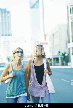 Deux adolescentes walking in city Banque D'Images