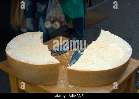 Fromage à Borough marché bio à Londres Angleterre Royaume-uni Banque D'Images