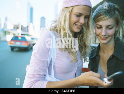 Deux adolescentes debout près de la rue Banque D'Images