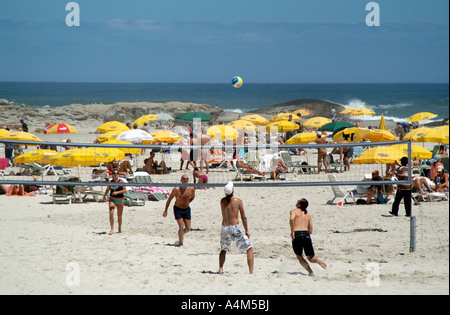 Station balnéaire de Camps Bay Cape Town Afrique du Sud RSA la plage et l'Océan Atlantique En cours de jeu de volley-ball de plage Banque D'Images