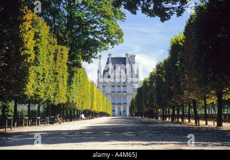 Terrasse du bord de l'eau dans le Jardin des Tuileries vers le Pavillon de Flore du musée du Louvre Banque D'Images