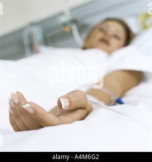 Female patient lying in hospital bed Banque D'Images