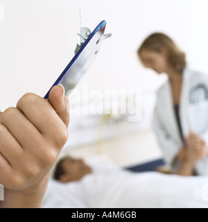 Doctors visiting patient Banque D'Images