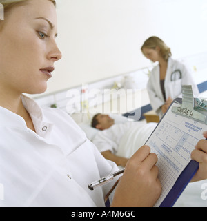 Doctors visiting patient Banque D'Images