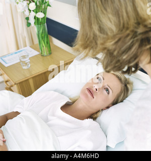 Patient à l'hôpital jusqu'à la femme Banque D'Images