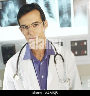 Médecin homme dans x-ray lab Banque D'Images