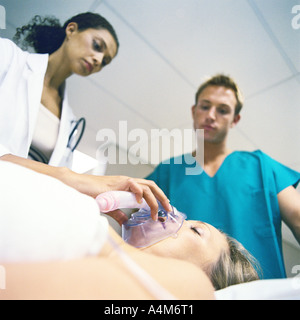 Médecin du patient réglage masque à oxygène Banque D'Images