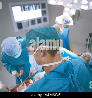 Les médecins performing operation Banque D'Images