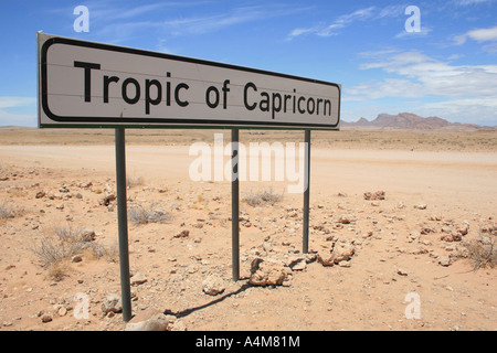 Panneau routier marquant le Tropique du Capricorne en traversée du désert namibien Banque D'Images