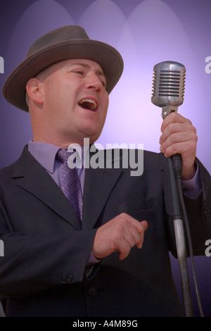 Stock photo d'un homme chantant dans une discothèque ou bar de jazz. Banque D'Images