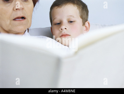 Livre de lecture grand-mère de garçon Banque D'Images