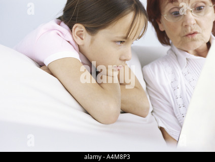 Grand-mère et fille de la lecture du livre Banque D'Images